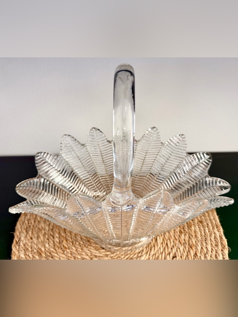 L.E. Smith Mid-Century Vintage Feather Fern Leaf Pattern Glass Basket